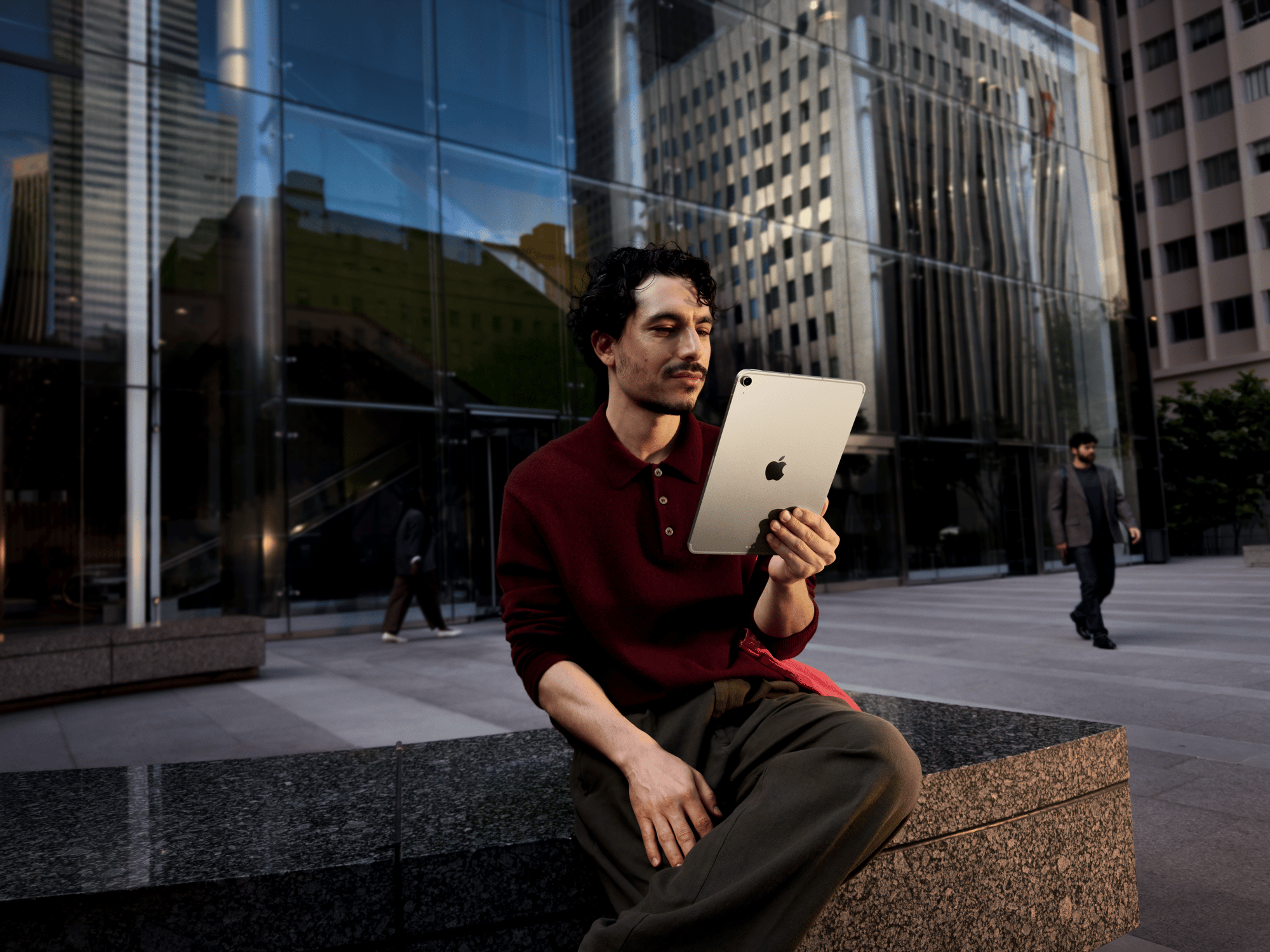 260118_ProdLife-iPadAirM211inBlue-LosAngeles_AK_i100067_RGB_00-0234-631_v4_LR_f-1